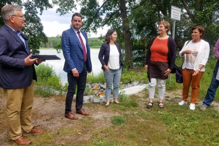 Wasserverlust im Umfeld des Tagebaus Jänschwalde: Auf Sommertour der Grünen Bundesvorsitzenden zeigte sich das Bergamt offen für weitere Maßnahmen
