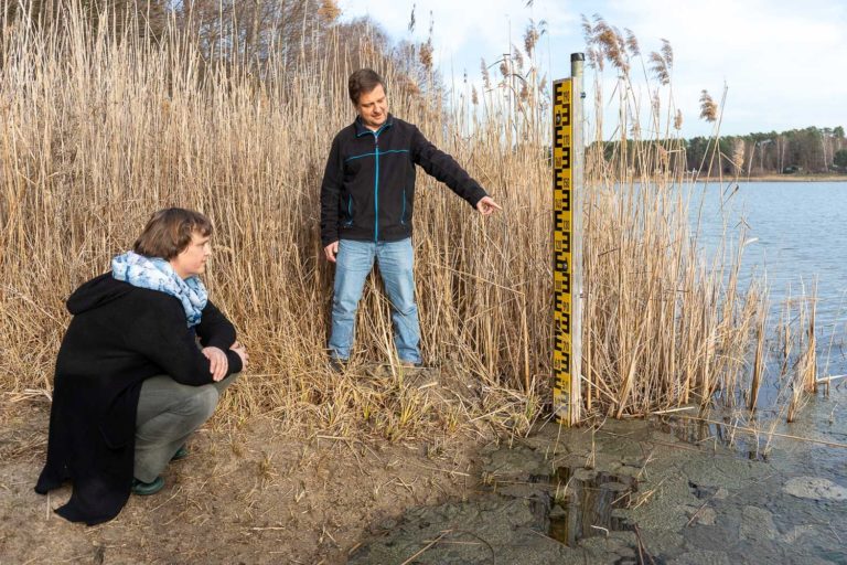 Wasserverlust bei Seen im Umfeld des Tagebaus Jänschwalde. Bergbaubetreiber erreicht angeordnete Zielwasserstände nicht. Jetzt soll sich Bevölkerung einschränken. Kritik kommt von den Bündnisgrünen
