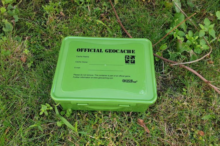 Zerstörung vom Geocaching-Trail rund um den Cottbuser Ostsee nur wenige Tage nach Eröffnung. Bündnisgrüne wollen Trail dennoch fortführen