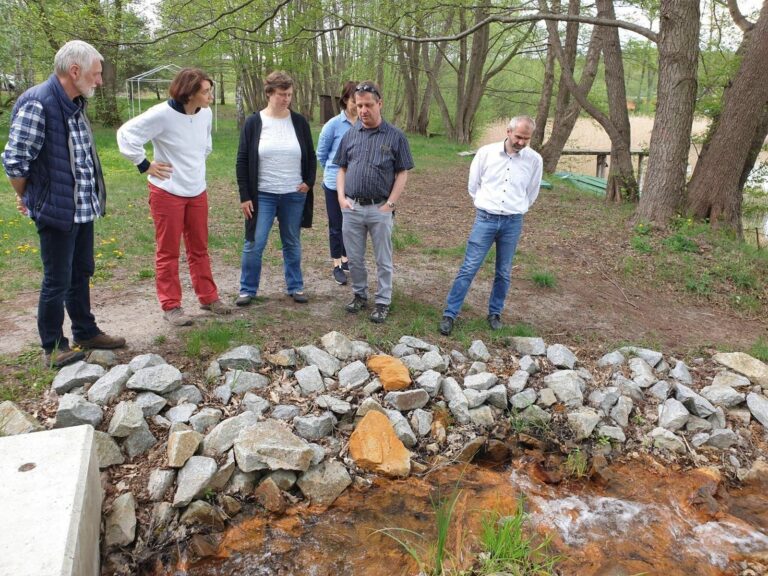 EKBO Pröpstin Christina-Maria Bammel besucht Pinnower See. Erschütterung über den Wasserrückgang ist groß