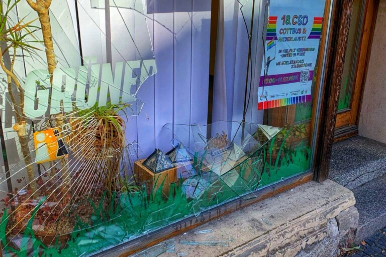 Angriffswelle in Cottbus reißt nicht ab: Fenster des Grünen Ladens zerstört – Bündnisgrüne lassen sich nicht einschüchtern